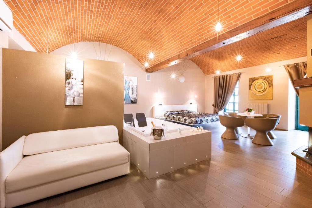 ein Wohnzimmer mit einem Sofa und einem Bett in der Unterkunft Le Lanterne in Borgo San Dalmazzo