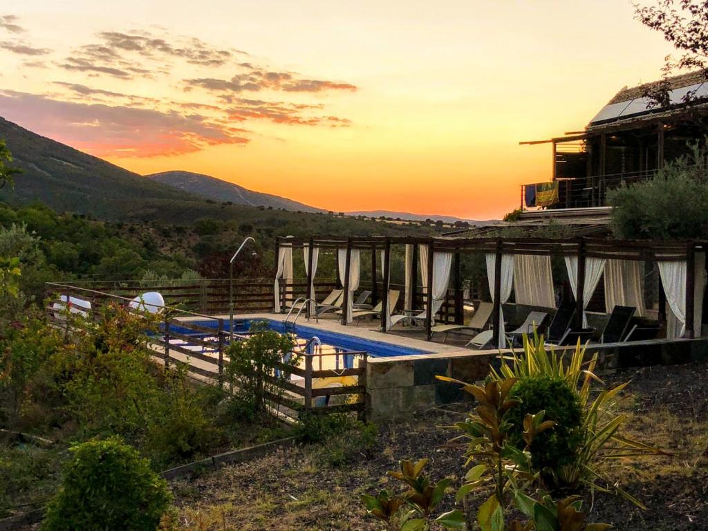 - une piscine avec vue sur le coucher du soleil en arrière-plan dans l'établissement El Refugio de Cristal, à Hontanar