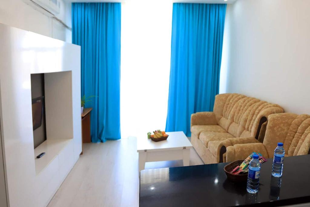 un soggiorno con divano e tavolo di Guest Apartment a Baku