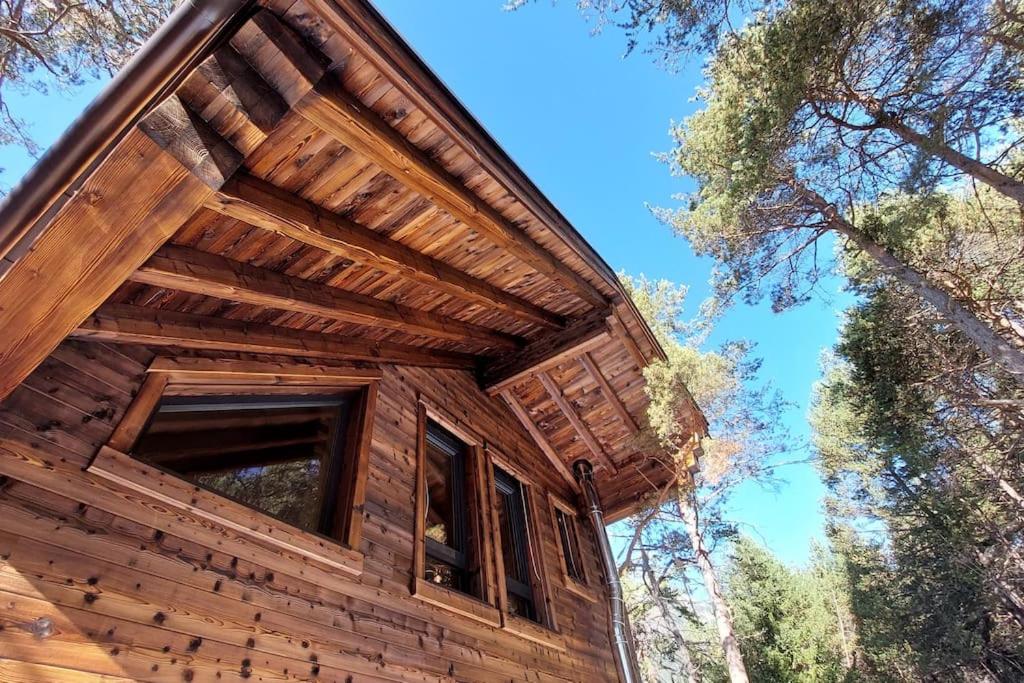 une cabane en bois entourée d'arbres dans l'établissement aeki BLOCK, à Imst