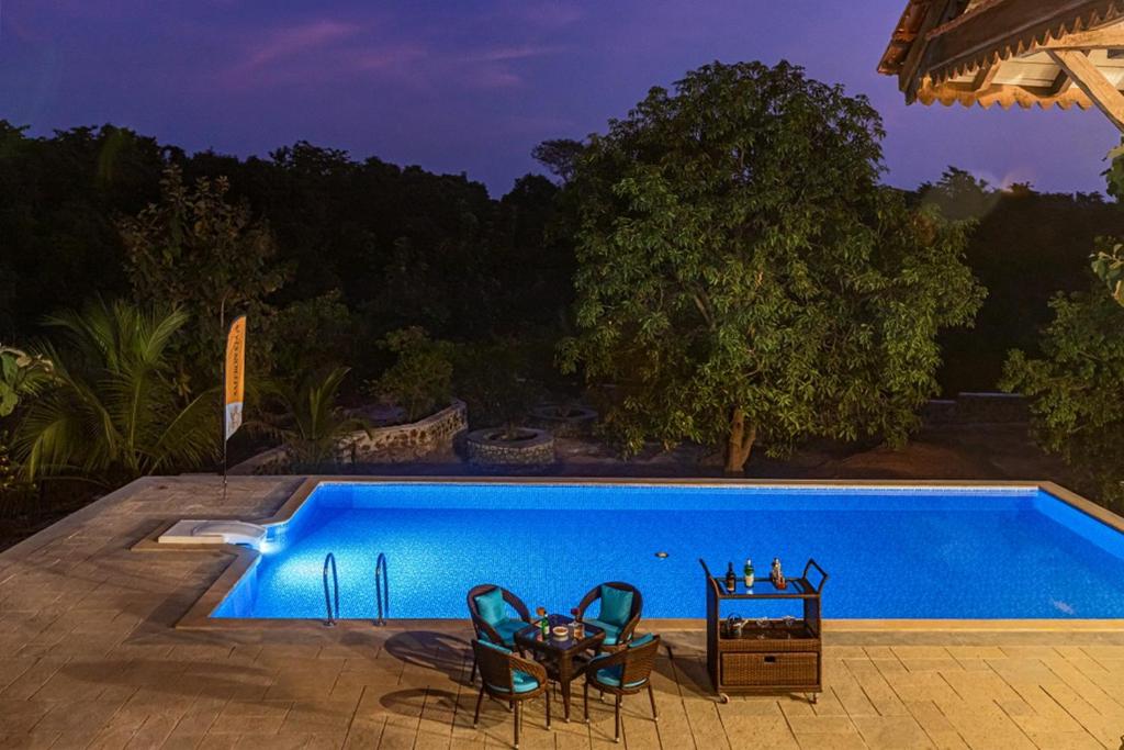 Bazén v ubytování SaffronStays Vedika - EcoFriendly villa by the River with Pool nebo v jeho okolí