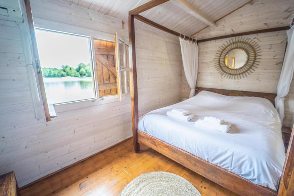 Postel nebo postele na pokoji v ubytování Dahu Wake Park, proche Saint Emilion