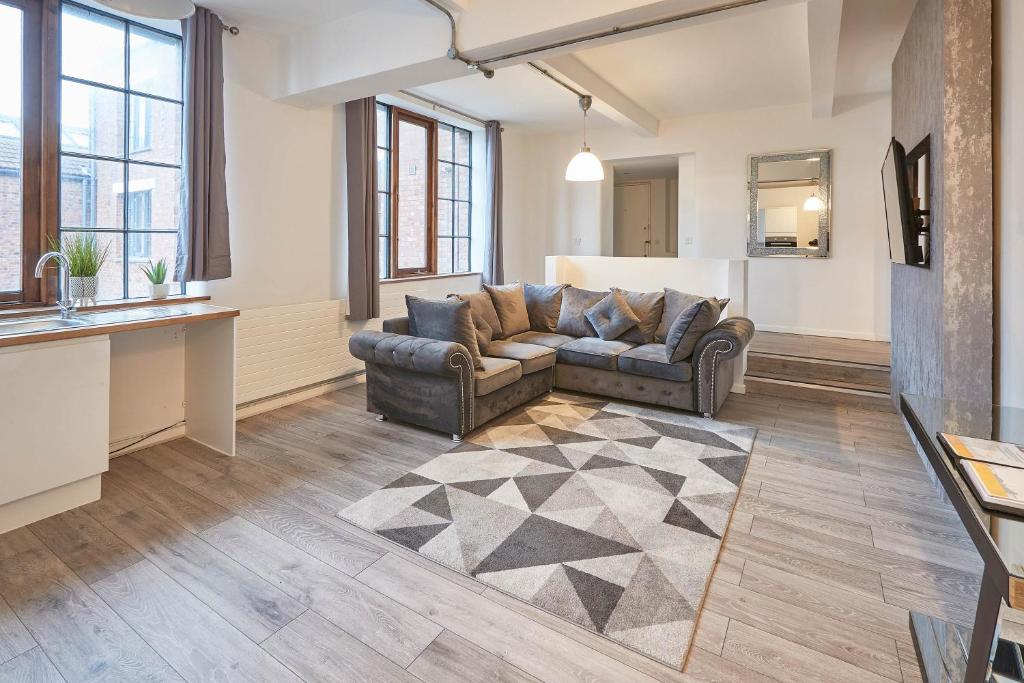 ein Wohnzimmer mit einem Sofa und einem Teppich in der Unterkunft Host & Stay - Concert Square in Liverpool