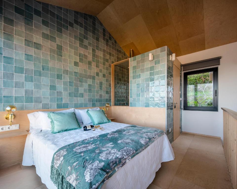 um quarto com uma cama e um espelho na parede em MIRAFLORES Alojamiento Turístico em Muros