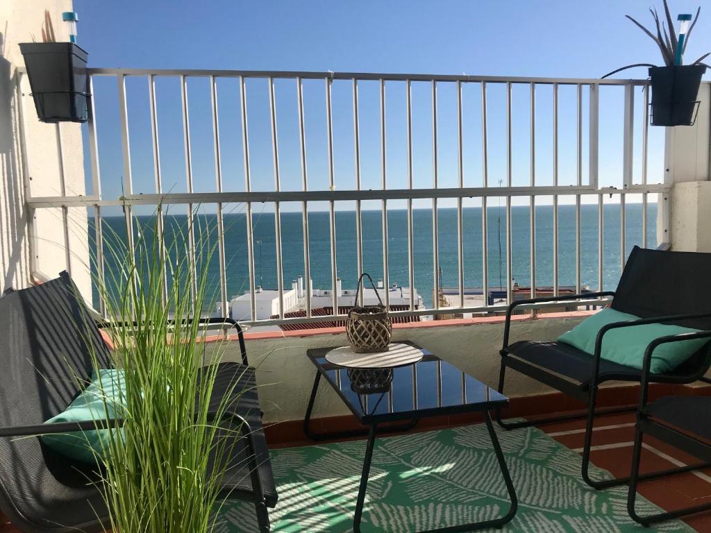 a balcony with chairs and a view of the ocean at Apartamento Cloe con terraza y vistas al Mar in El Puerto de Santa María