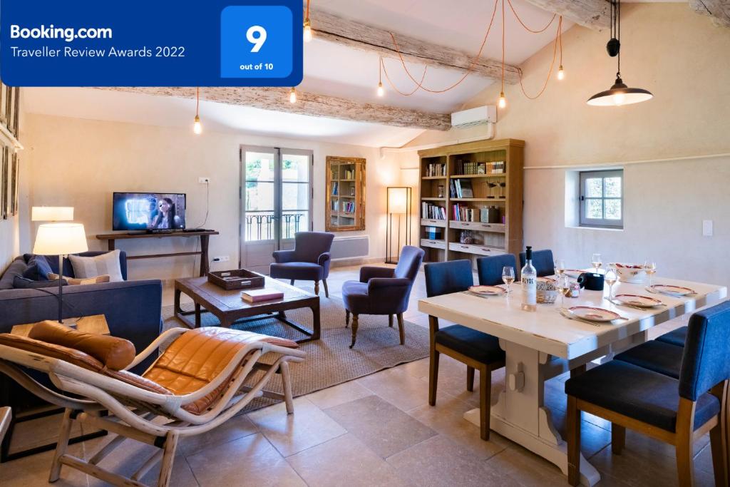 sala de estar con mesa y sillas en Domaine des Peyre, en Robion en Luberon