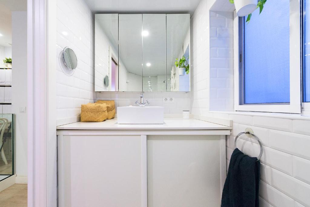 A bathroom at Del Parque Flats Especerias Balcony