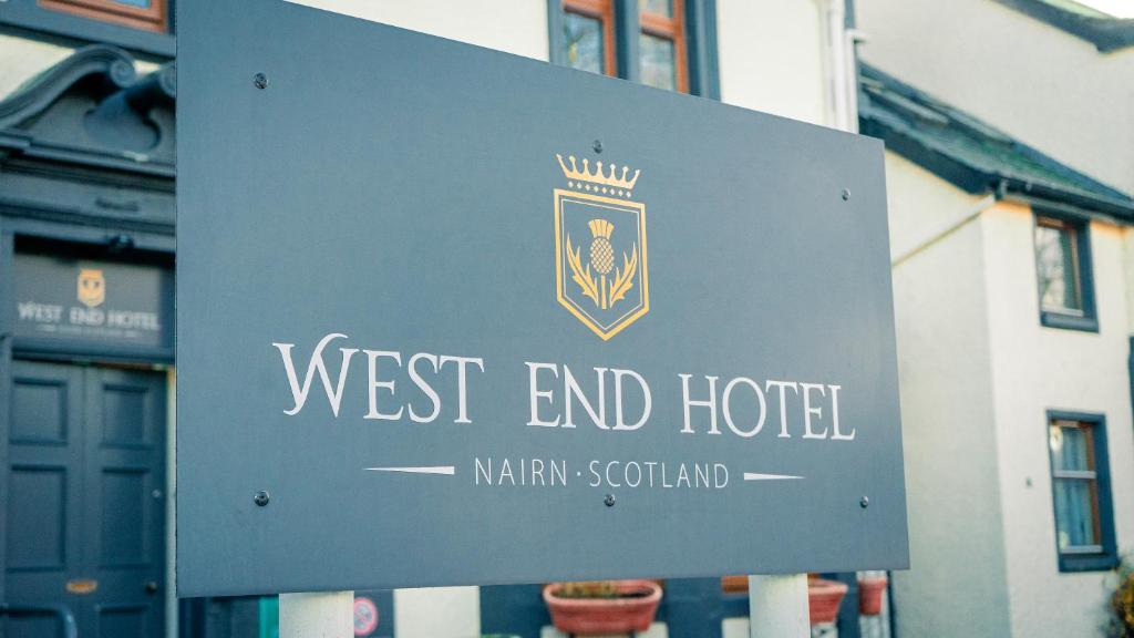een bord voor het West End hotel voor een gebouw bij West End Hotel in Nairn