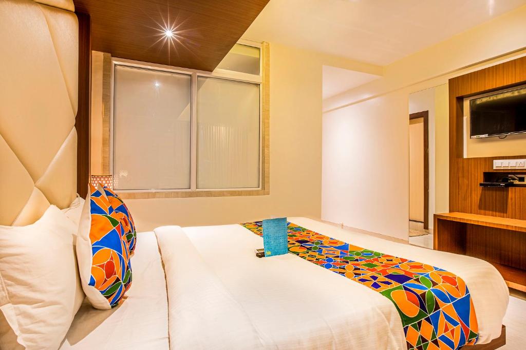 TV a/nebo společenská místnost v ubytování FabHotel Spring inn - Nr Borivali Station