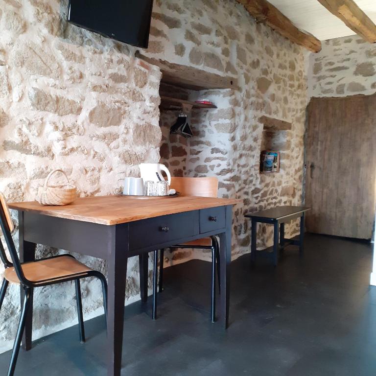 Les chambres du Couraud - Family Room With Bathroom