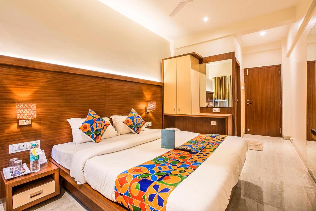 Postel nebo postele na pokoji v ubytování FabHotel Spring inn - Nr Borivali Station