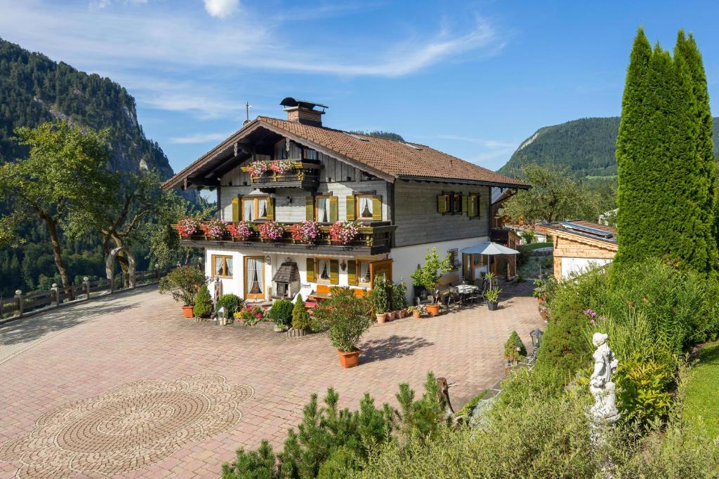 ein Haus mit Blumen davor in der Unterkunft Haus Angerer - Vogeleben in Berchtesgaden