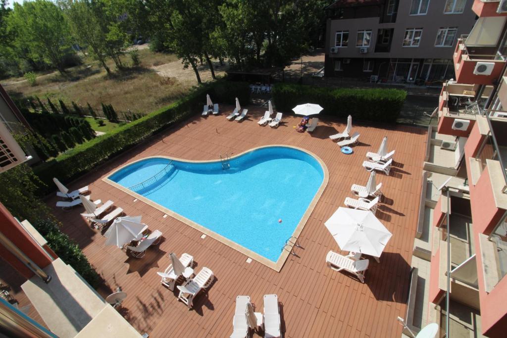 una vista aérea de una piscina con sillas y sombrillas en Menada Stella Polaris 2 Apartments, en Sunny Beach