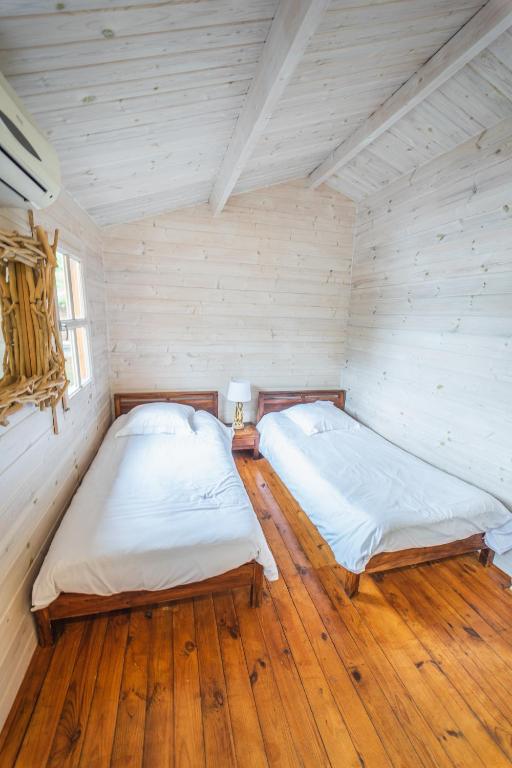 Postel nebo postele na pokoji v ubytování Dahu Wake Park, proche Saint Emilion