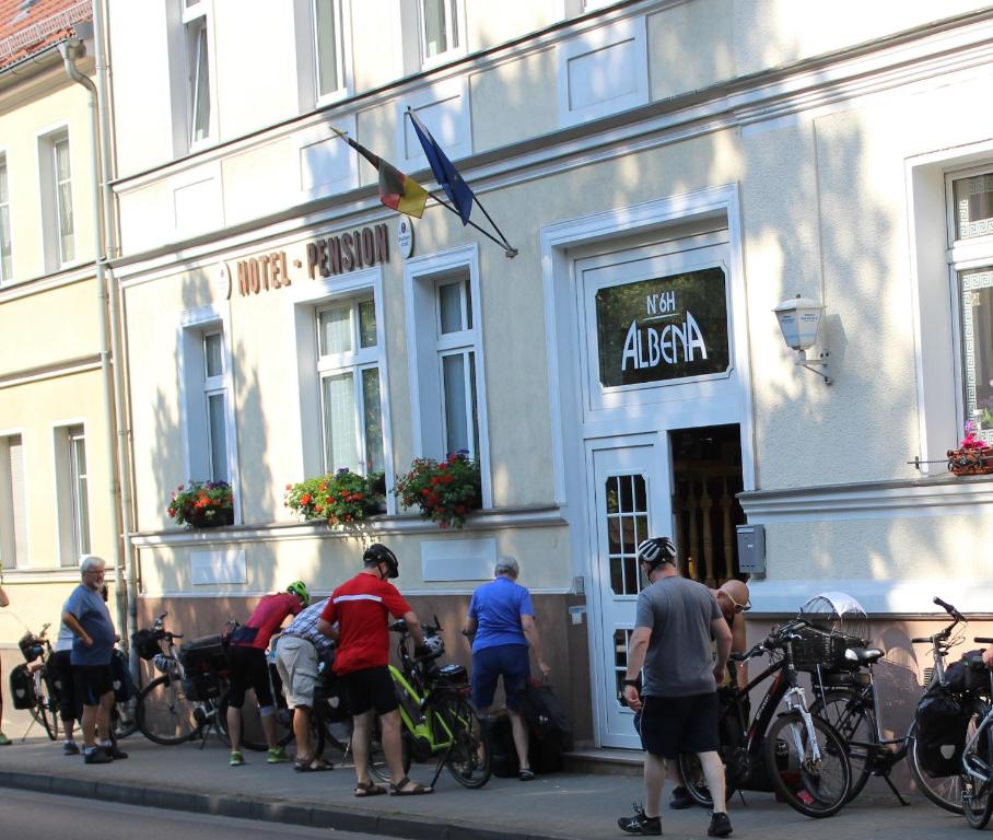 een groep mensen die buiten een gebouw staan bij Hotel Albena - garni Hotel in Fürstenwalde