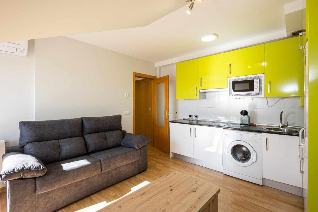 a living room with a couch and a kitchen at LA CASA DE LUIS Garaje Incluido in Zamora