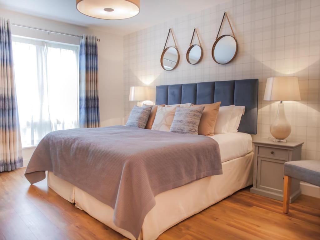 Llit o llits en una habitació de Henge House, Bluestone Apartment