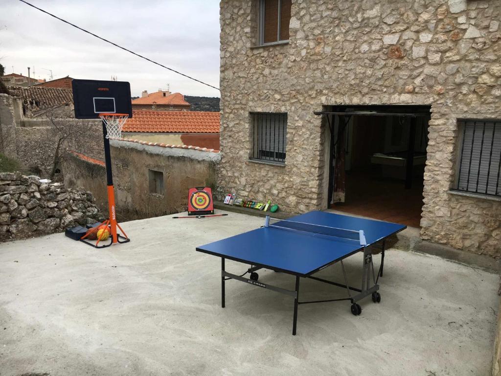 una mesa de ping pong azul frente a un edificio en Rincón de Torres VT7250 en Valdelaguna