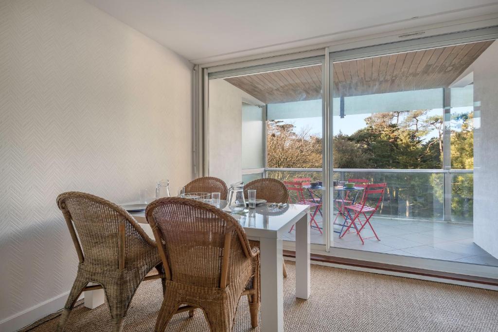 une salle à manger avec une table et des chaises et un balcon dans l'établissement Appartement tout confort pour 4 à 300m de la plage, à La Baule