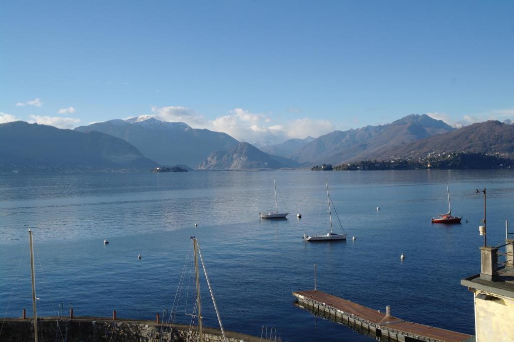 un grupo de barcos en un gran cuerpo de agua en La Dama del Porto, en Laveno-Mombello