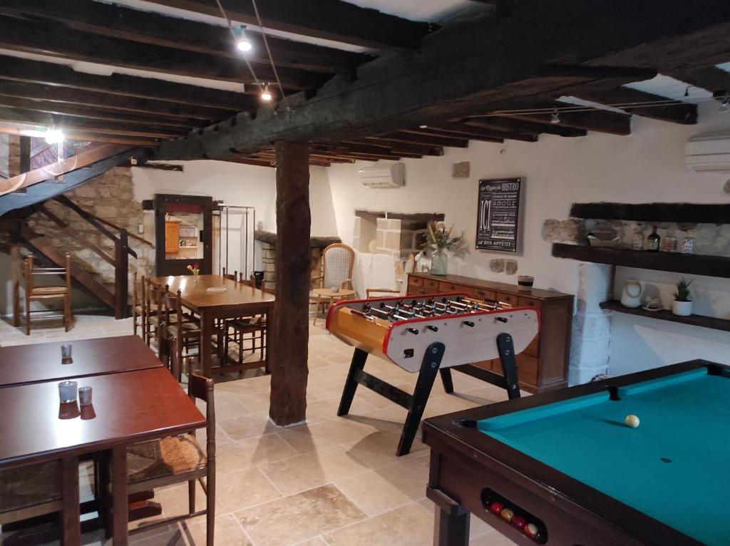 una sala de estar con mesa de billar y mesas en Le Moulin Aux Ecrevisses, en Thonnance-lès-Joinville