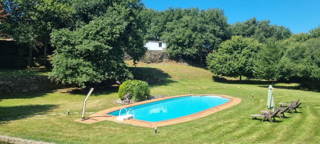 uma vista superior de uma piscina num quintal em Terranam Bed & Breakfast em Catoira