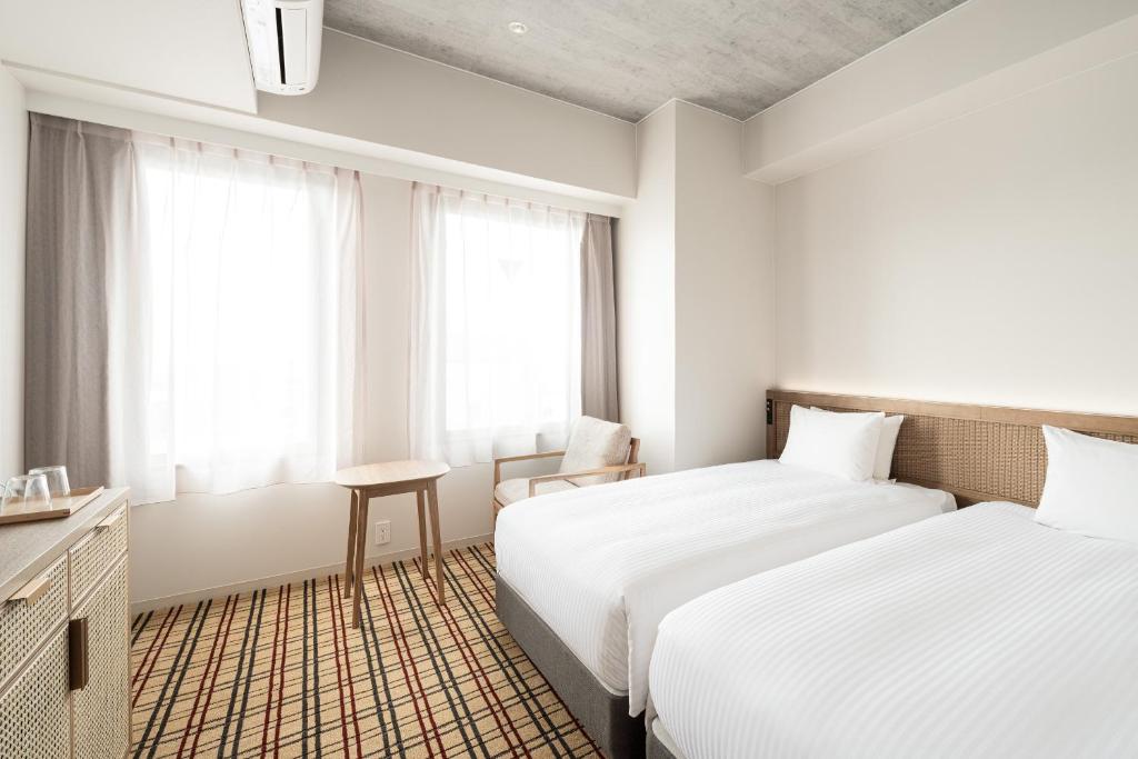 Nest Hotel Naha Kumoji房間的床