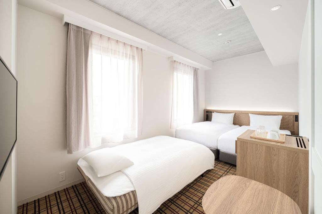 Nest Hotel Naha Kumoji房間的床