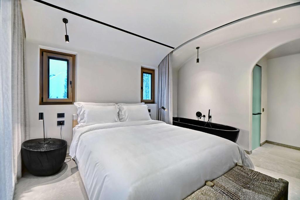 Katil atau katil-katil dalam bilik di Radisson Blu Zaffron Resort, Santorini