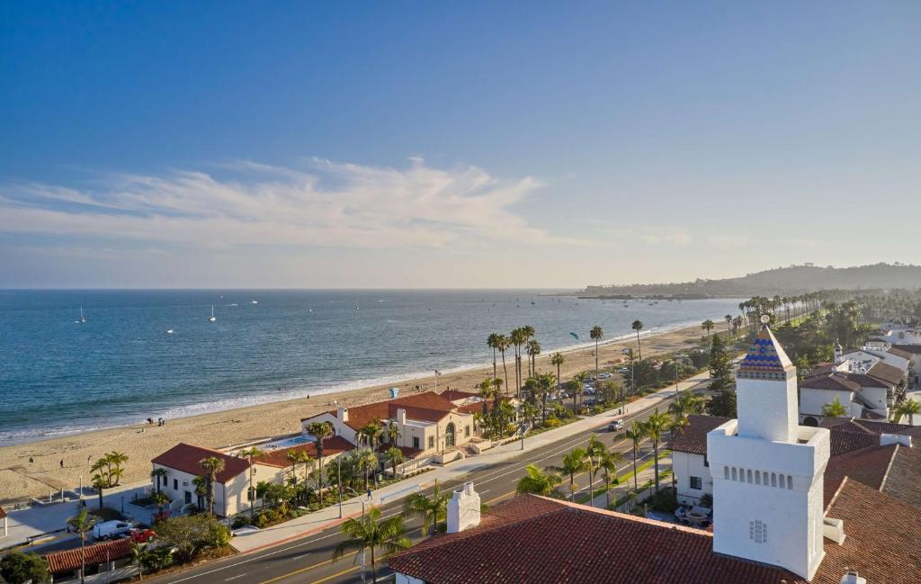 uma vista aérea de uma praia e de uma cidade em Mar Monte Hotel, in The Unbound Collection by Hyatt em Santa Bárbara