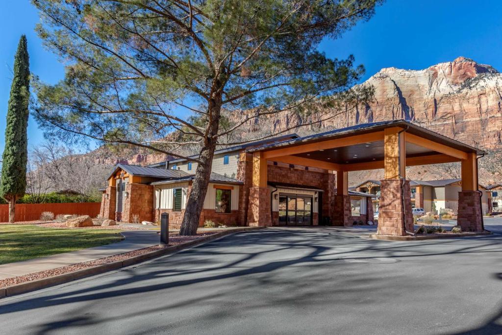 uma casa com um pavilhão em frente a uma montanha em Best Western Plus Zion Canyon Inn & Suites em Springdale