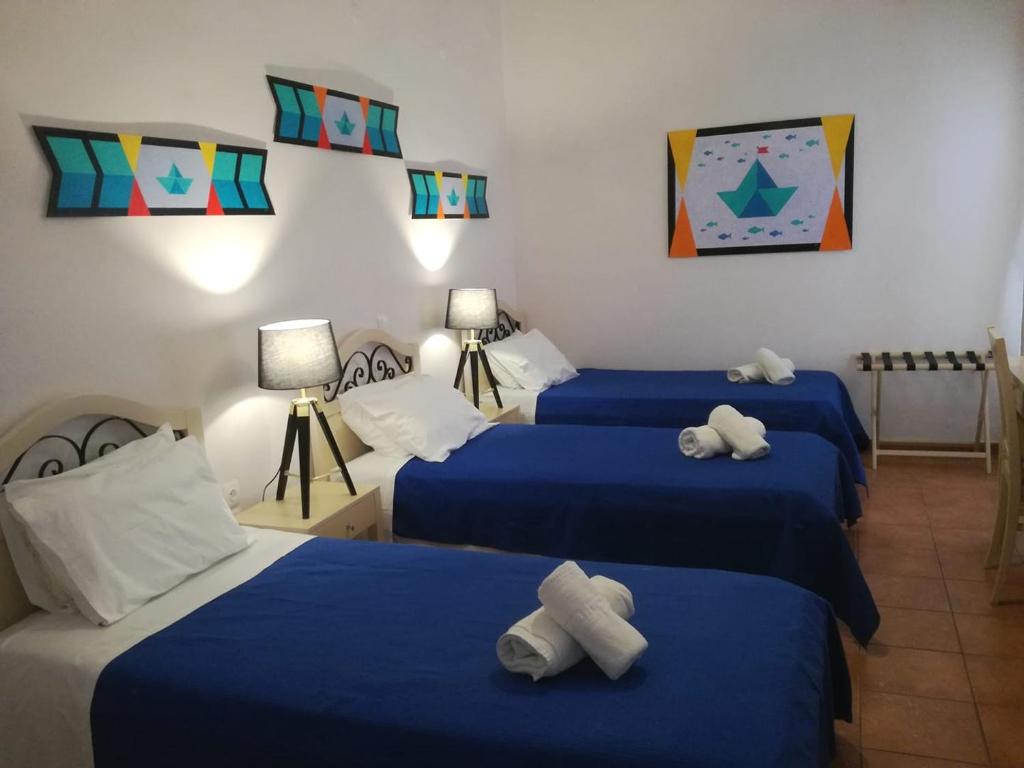 2 camas en una habitación con sábanas azules en A Hotel, en Spetses