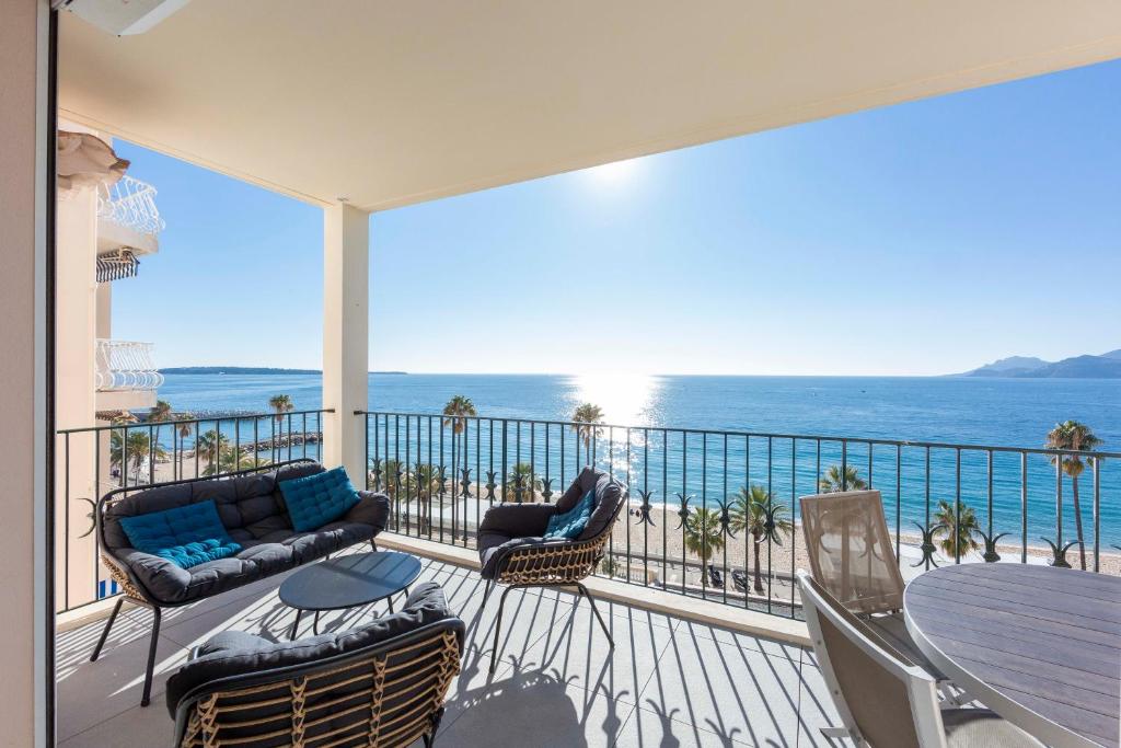 un balcon avec vue sur l'océan dans l'établissement Appartement 3 chambres 125 m2 avec vue exceptionnelle face à la mer, à Cannes