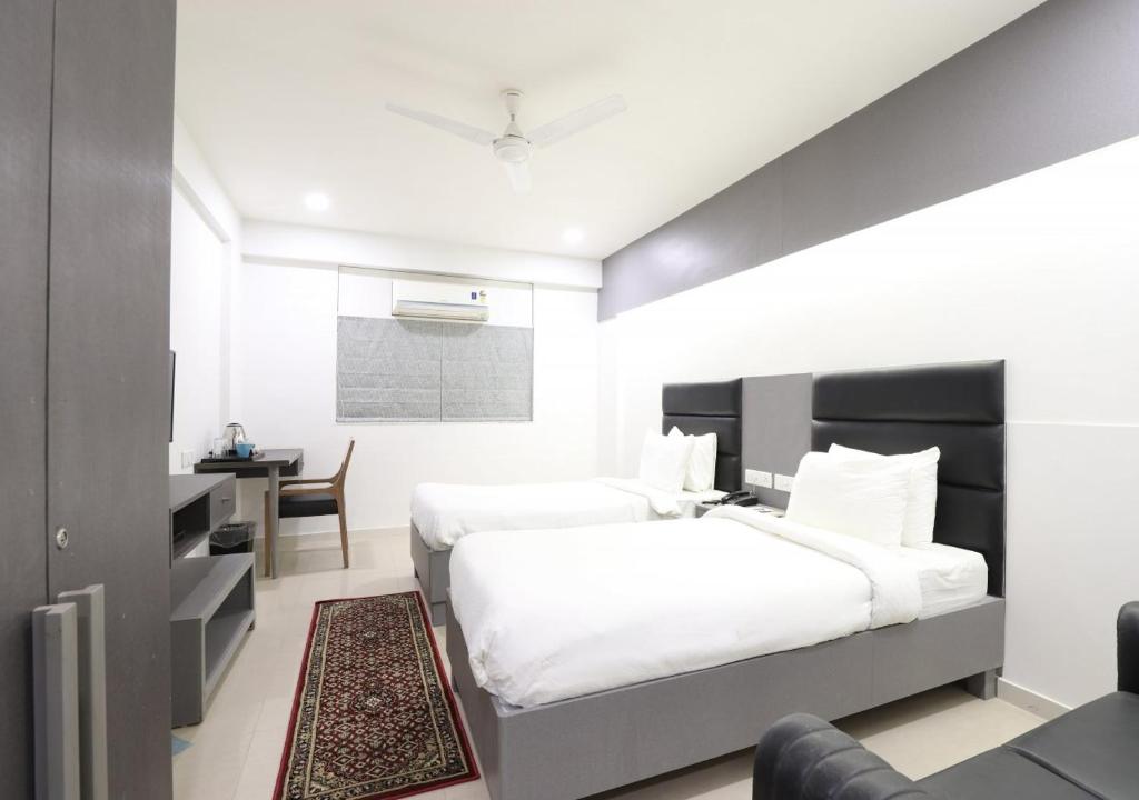 Postel nebo postele na pokoji v ubytování Alba Premier, Ahmedabad