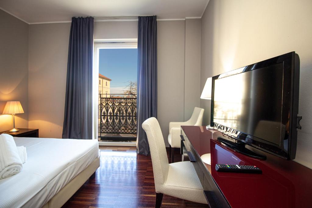TV a/nebo společenská místnost v ubytování Hotel Cavour by LVG Hotel Collection