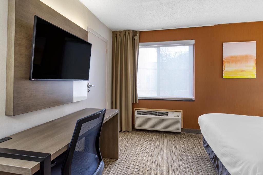 TV a/nebo společenská místnost v ubytování Comfort Inn Paramus - Hackensack