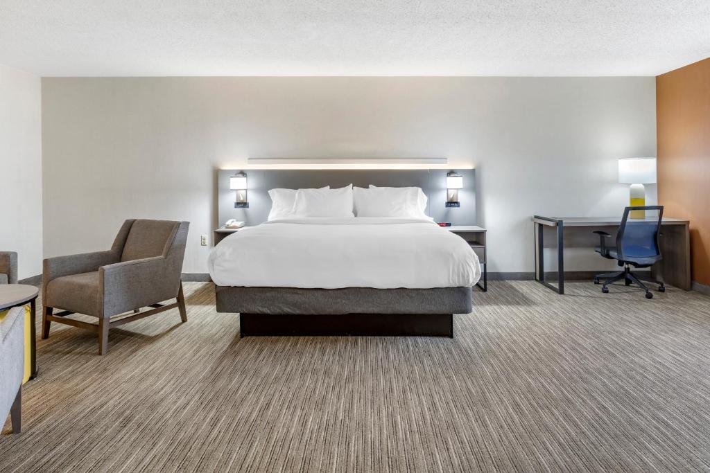 Postel nebo postele na pokoji v ubytování Comfort Inn Paramus - Hackensack