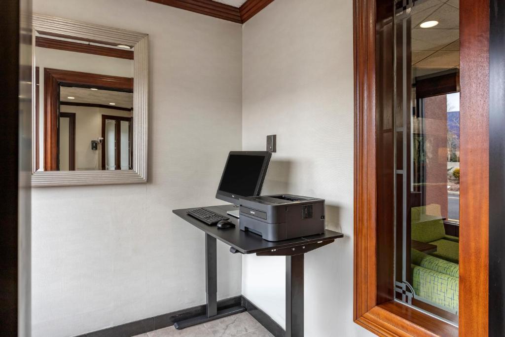TV a/nebo společenská místnost v ubytování Comfort Inn Paramus - Hackensack