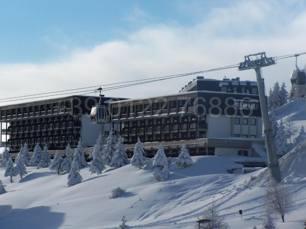 eine Skihütte im Schnee mit Skilift in der Unterkunft Resort Palace Sestriere 1 e 2 in Sestriere