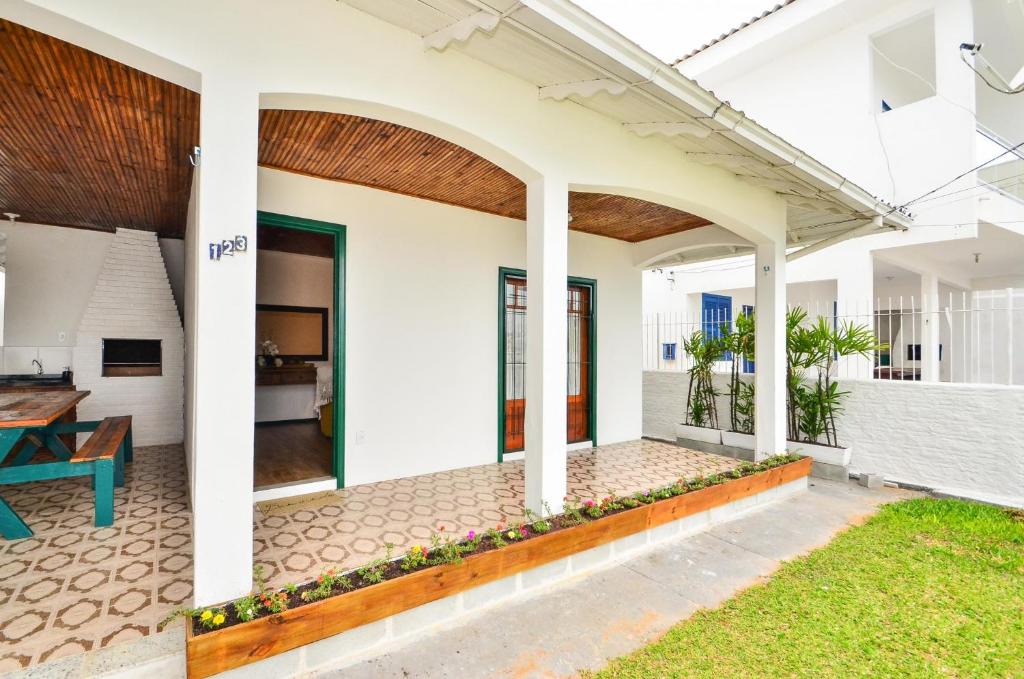 - Vistas al exterior de una casa con patio en Recanto manezinho - Casa frente mar em Ponta das Canas N1793, en Florianópolis