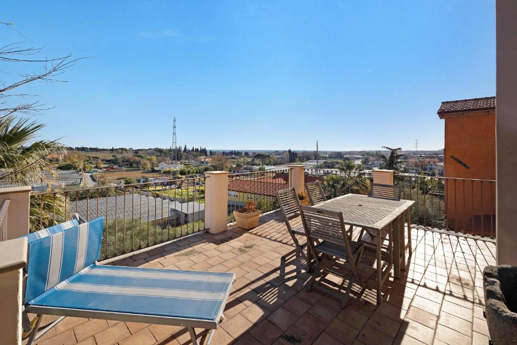 a patio with a table and chairs on a balcony at Residenza Stoechas in Albenga