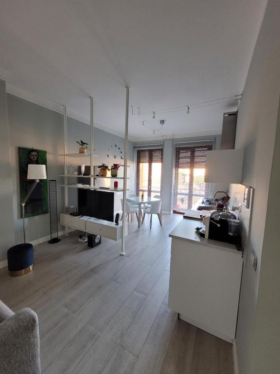 una grande camera bianca con cucina e soggiorno di Ampio bilocale nuova ristrutturazione 4 piano. a Firenze
