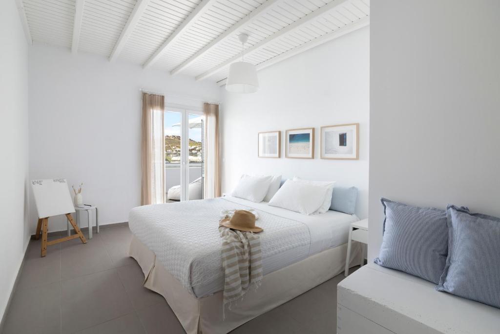 Postel nebo postele na pokoji v ubytování Amperian Mykonos Suites & Villas