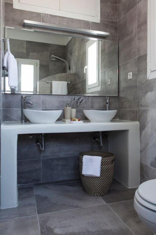 Koupelna v ubytování Amperian Mykonos Suites & Villas