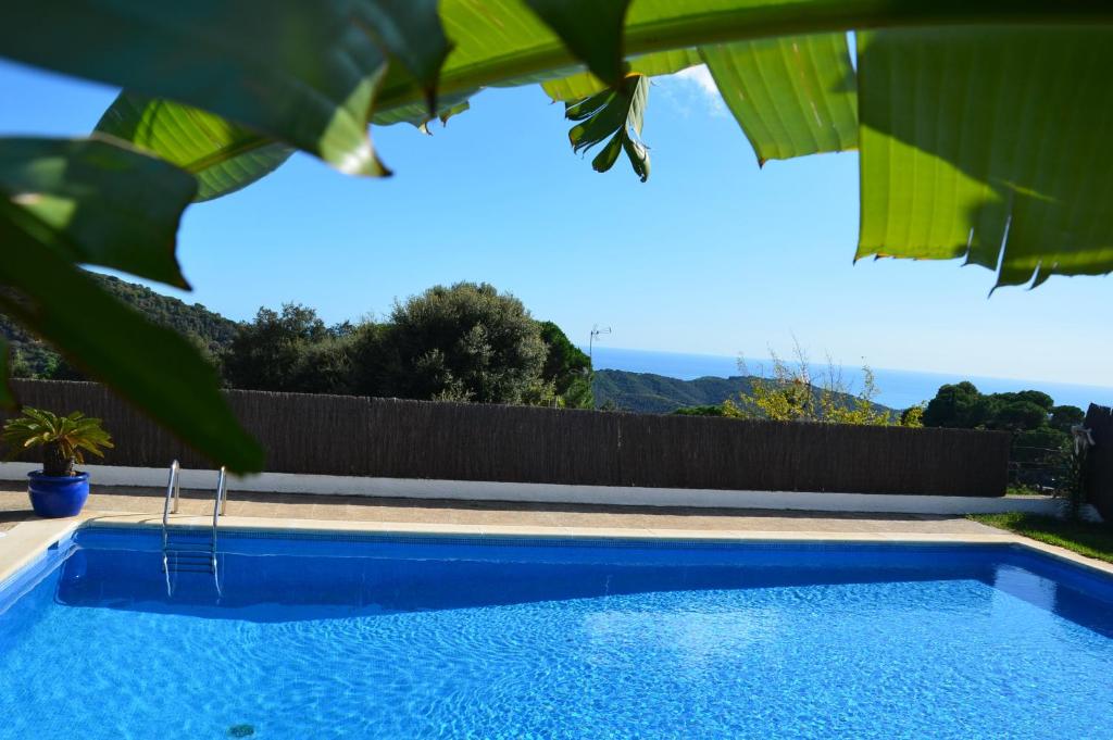 una piscina frente a una valla en Sea view, Wonderful pool, Nature, Peaceful en Sant Cebrià de Vallalta