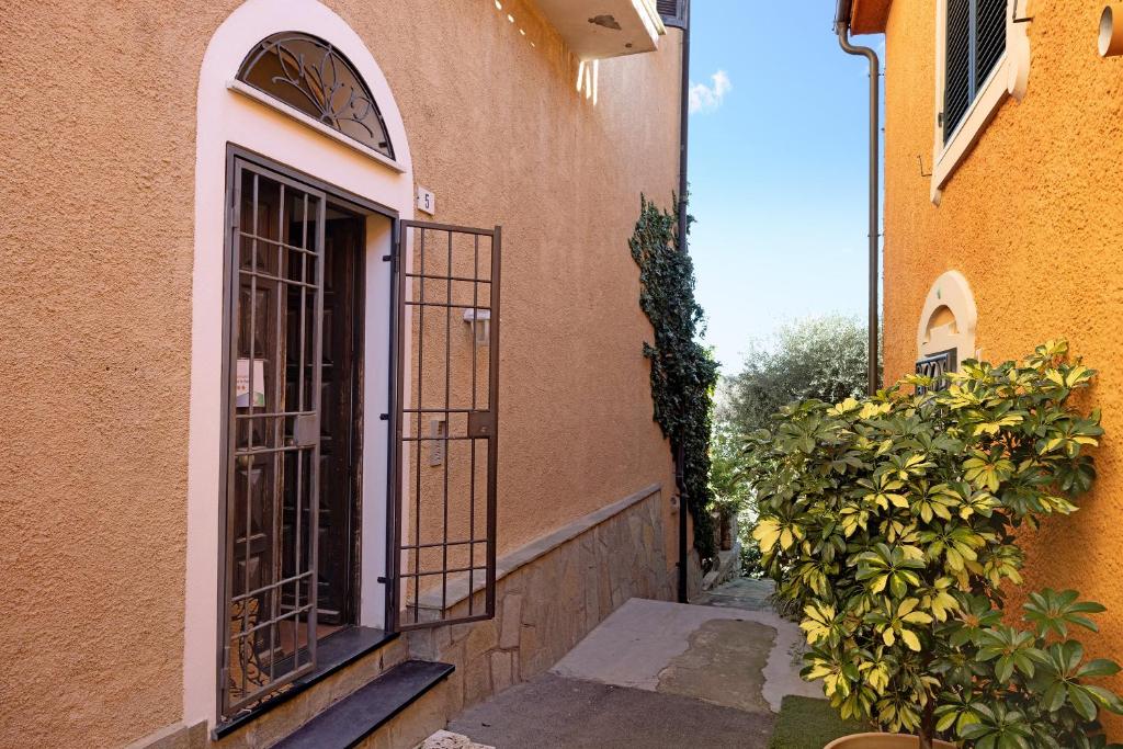 einen Eingang zu einem Gebäude mit offener Tür in der Unterkunft Residenza Stoechas White in Albenga