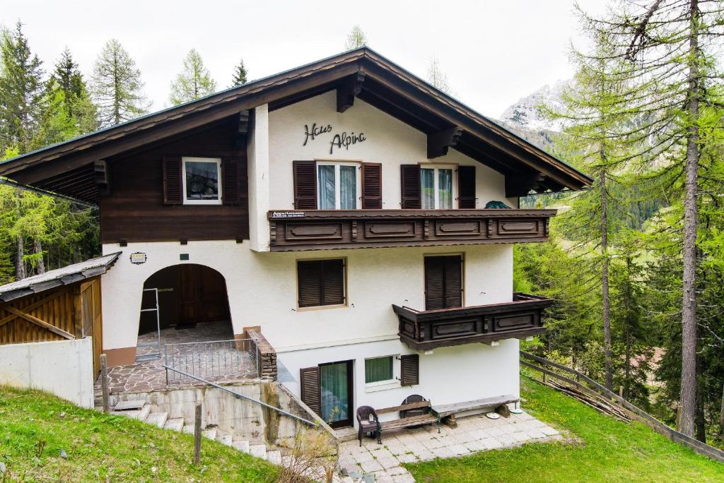 Una casa en una colina con graffiti. en Haus Alpina, en Sonnenalpe Nassfeld
