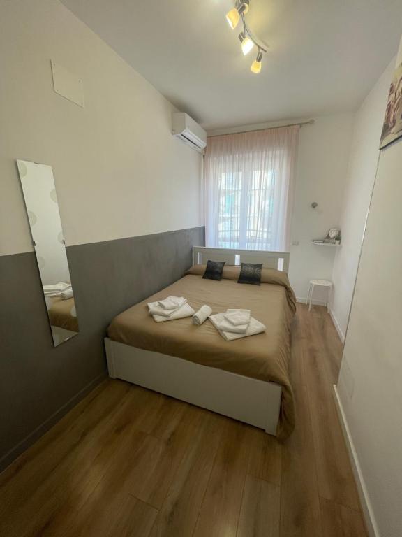 1 dormitorio con 1 cama con 2 toallas en Trastevere Sweet Rest en Roma