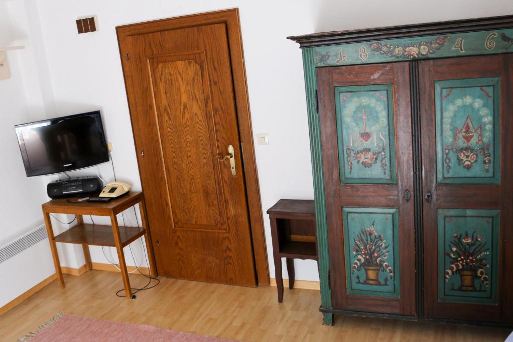 TV a/nebo společenská místnost v ubytování Haus Alpina