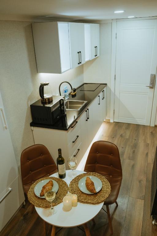 Kuchyň nebo kuchyňský kout v ubytování Luxury Duplex Suites - City Center